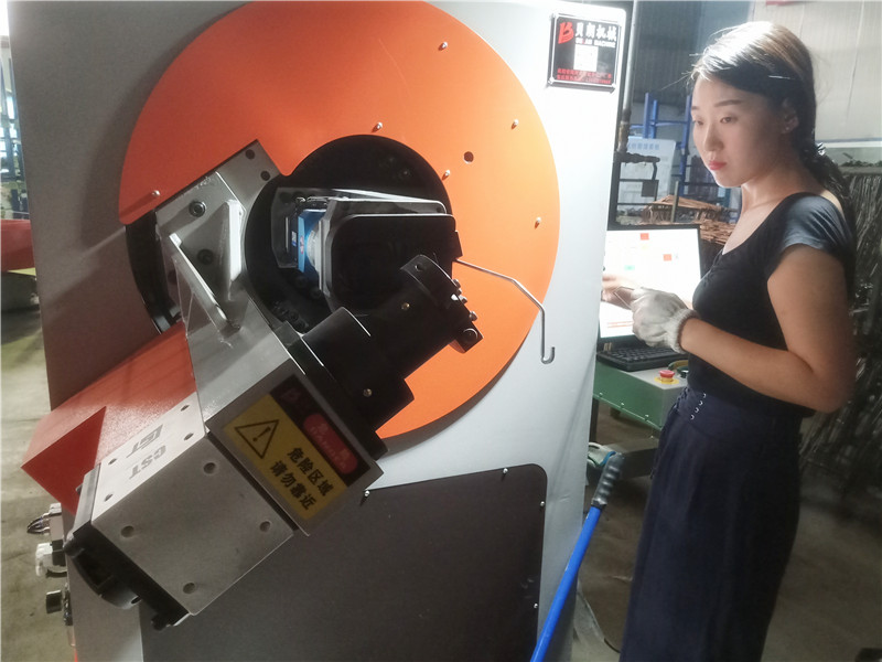 貝朗全自動數(shù)控折彎機女同志也能調(diào)試，你知道嗎？